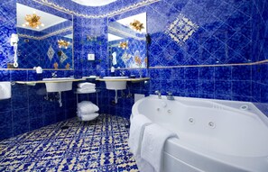 Amenidades de baño gratuitas, secadora de cabello, batas, pantuflas