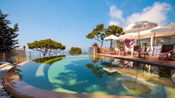 2 outdoor pools, pool umbrellas, sun loungers - Hotel Casa Morgano (Capri)