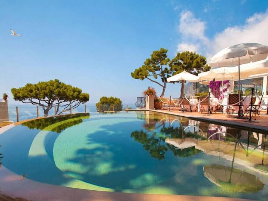 2 piscines extérieures, parasols de plage, chaises longues