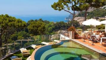 2 kolam renang outdoor, dengan payung kolam renang dan kursi berjemur