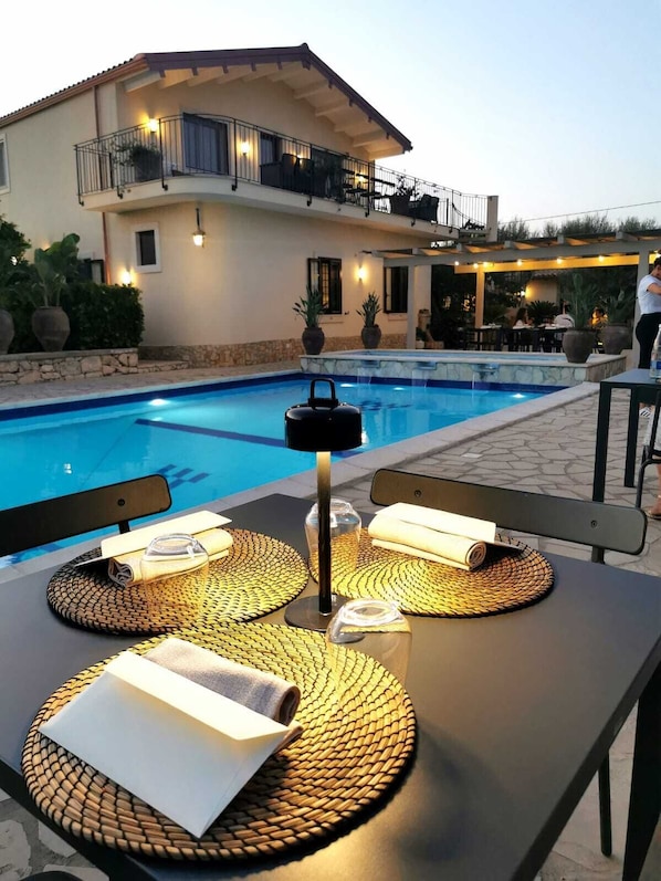 Dîner servi sur place, spécialités Cuisine locale, vue sur la piscine