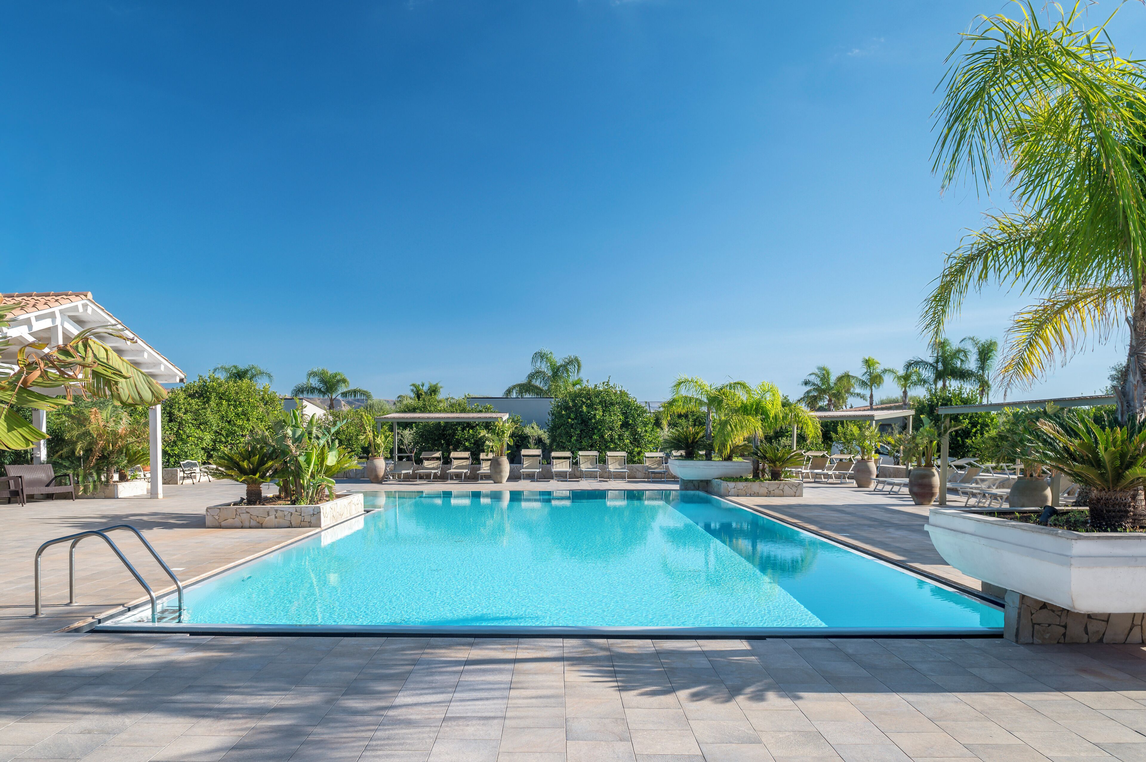 2 utendørsbassenger, bassengparasoller og solsenger