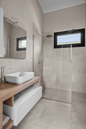 Rom – superior, ikke-røyk, hageutsikt | Bad | Dusj, toalettartikler (inkludert), hårføner og bidé