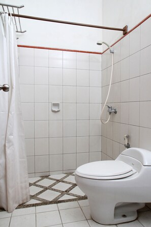 Shower, free toiletries