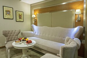 Rom – junior | Oppholdsområde | En 42-tommers TV med Parabol-TV