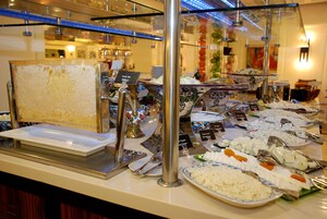 Un buffet con diversi cibi e utensili.
