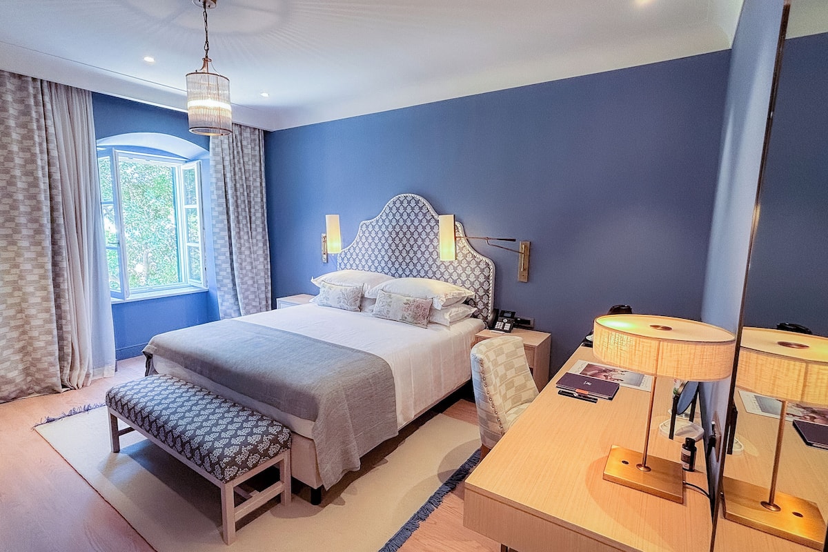 Residence Superior room | Minibar, in-room safe, individually decorated, individually furnished