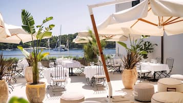 Petit-déjeuner, déjeuner et dîner servis sur place, vue sur la mer