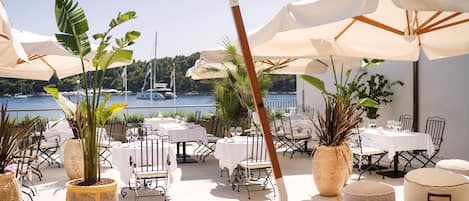 Colazione, aperto a pranzo e cena, cucina locale, con vista sul mare 