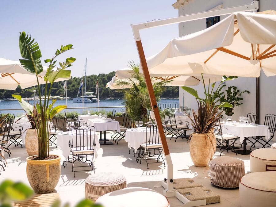 Frokost, lunsj og middag serveres, lokale retter, utsikt mot havet