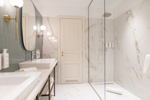 Regendusche, umweltfreundliche Kosmetikartikel, Haartrockner, Bademäntel