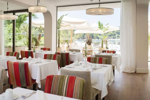 Breakfast, lunch, dinner served; local cuisine, ocean views