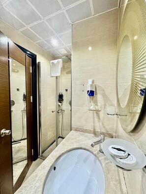 Douche, articles de toilette gratuits, sèche-cheveux, chaussons