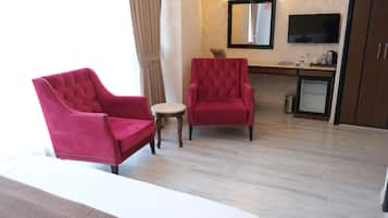 Deluxe Room | Minibar, in-room safe, desk, soundproofing