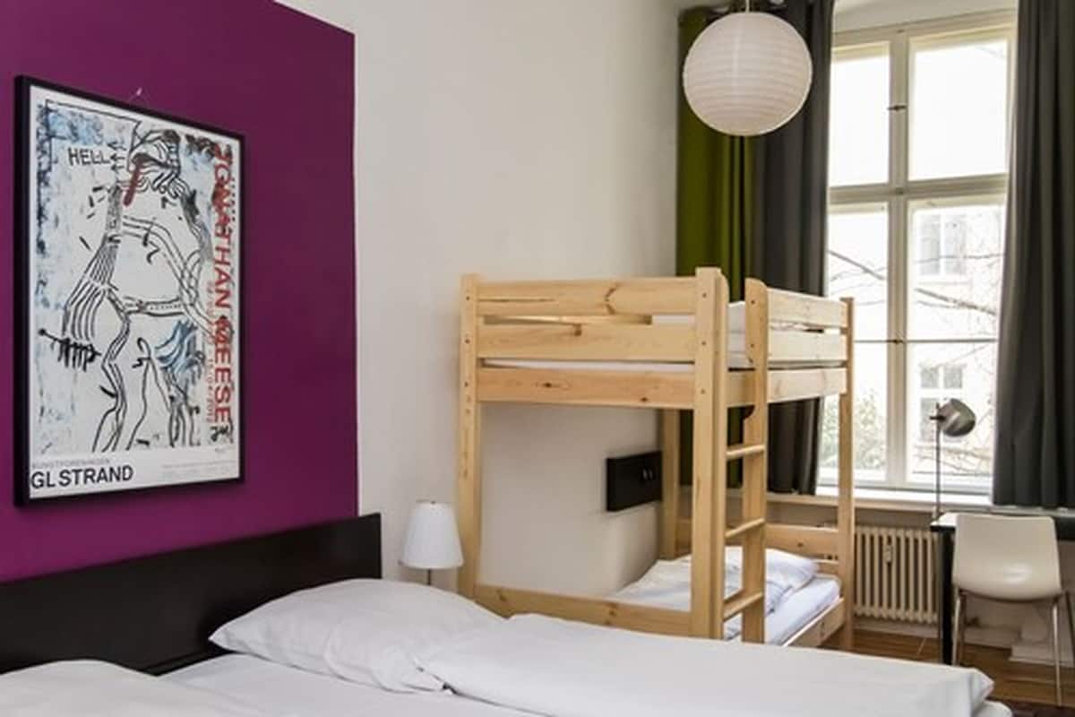 Muebles diferentes, escritorio, cortinas blackout y wifi gratis