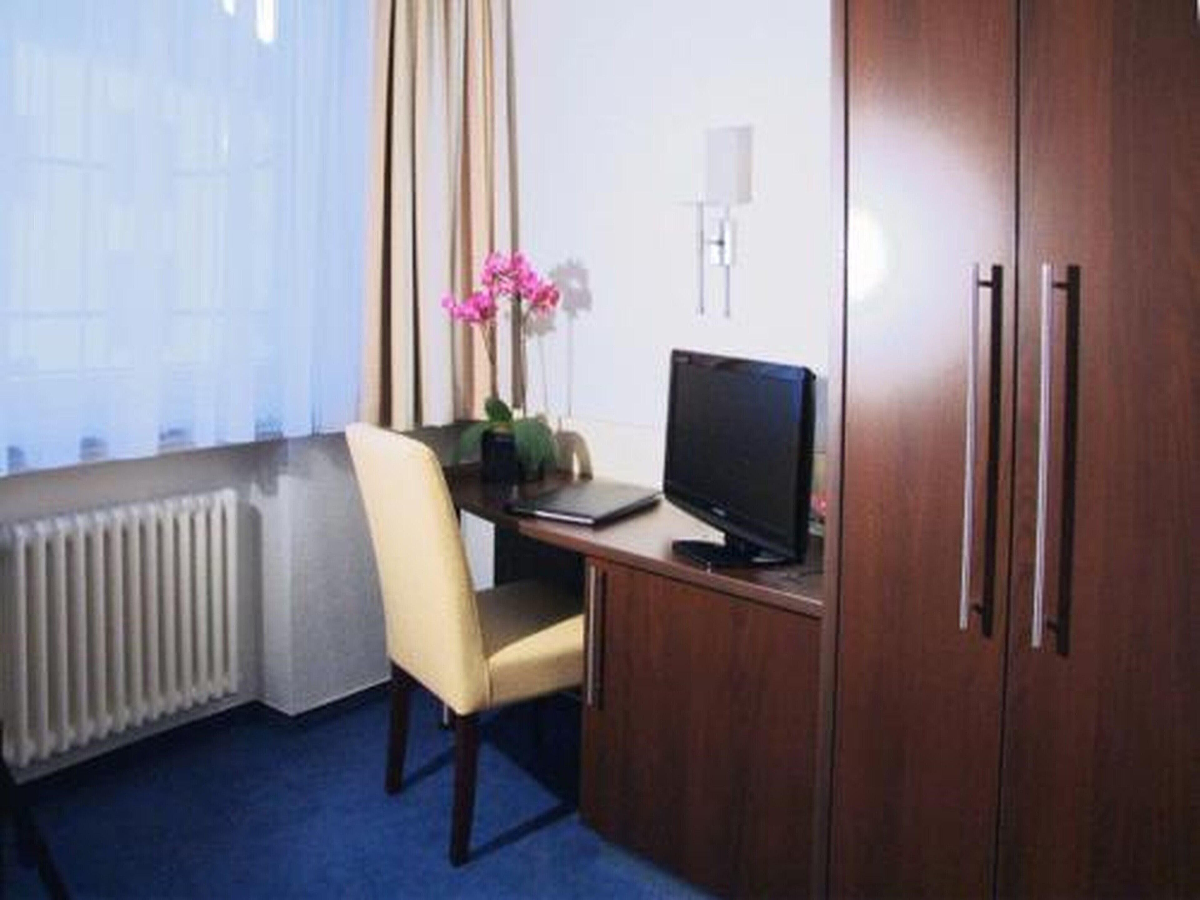 comfort single room | living area | tv