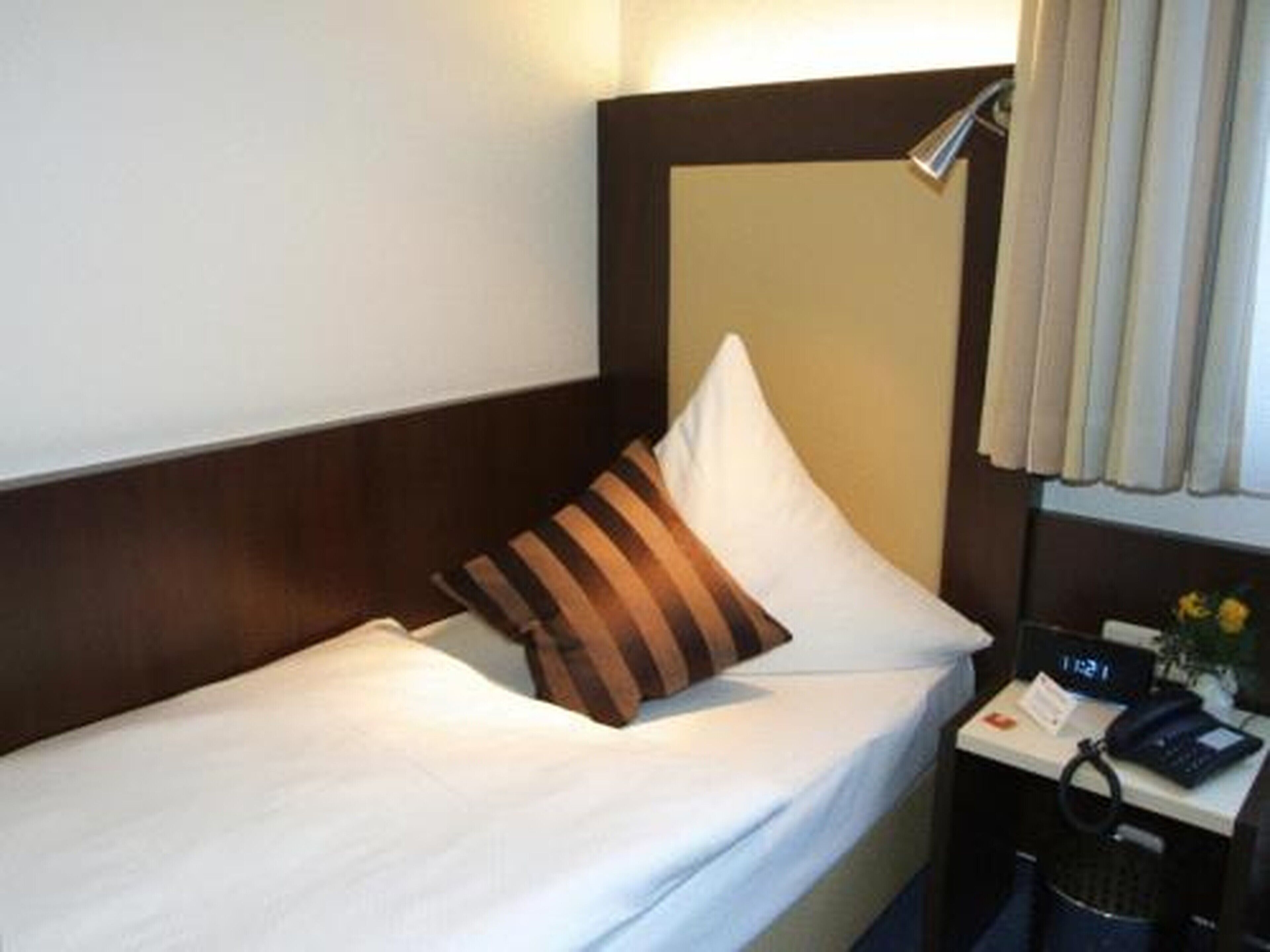 comfort single room | in-room safe, desk, laptop workspace, soundproofing