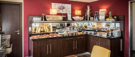 Desayuno buffet diario (EUR 16 por persona)