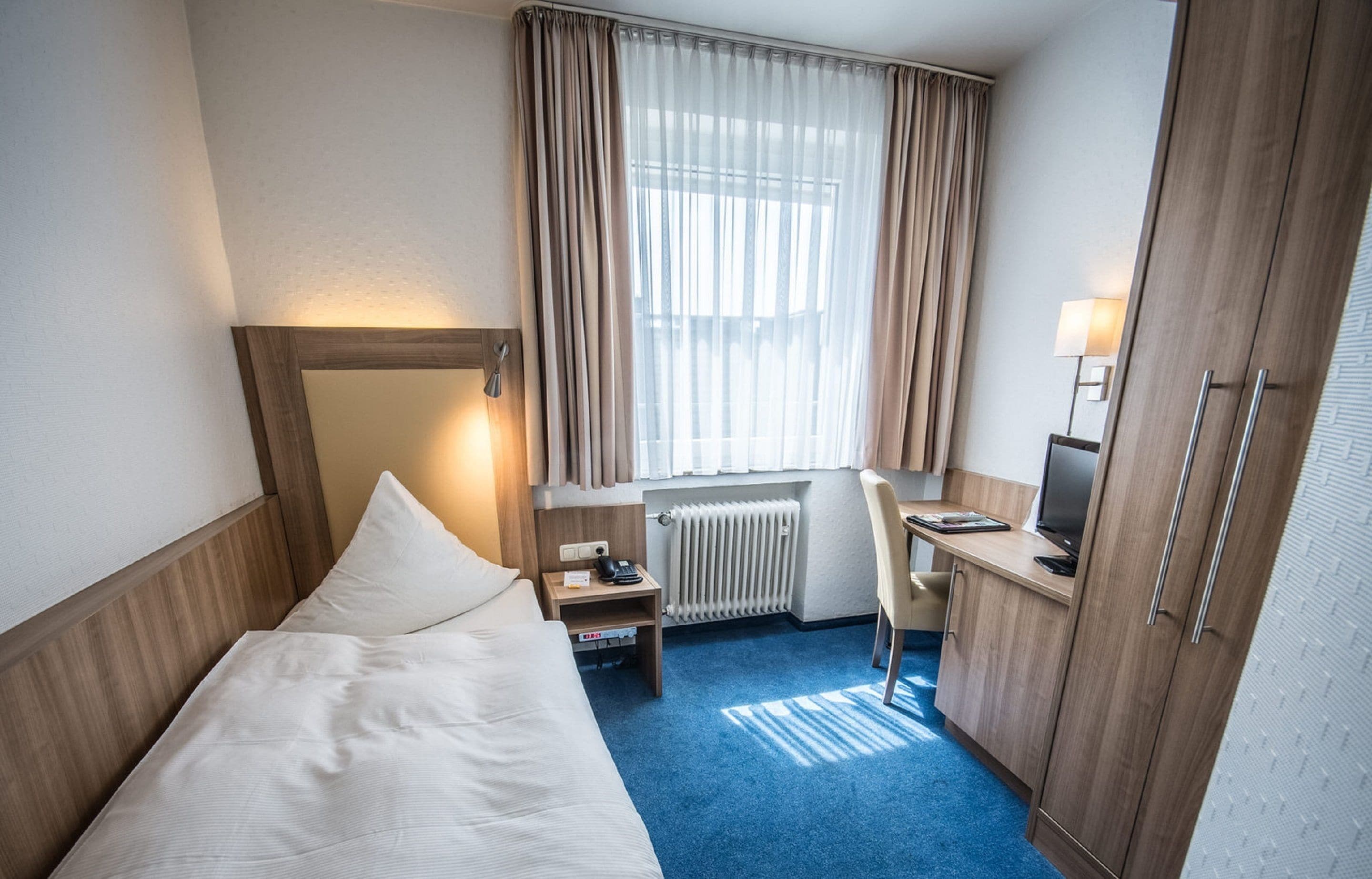 single room | in-room safe, desk, laptop workspace, soundproofing