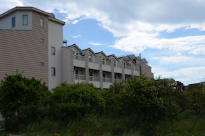 A multi-story residential building with a modern architectural design, featuring balconies and air conditioning units. - Erkal Resort Hotel (Kemer)