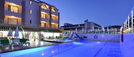 Piscine extérieure, parasols de plage, chaises longues