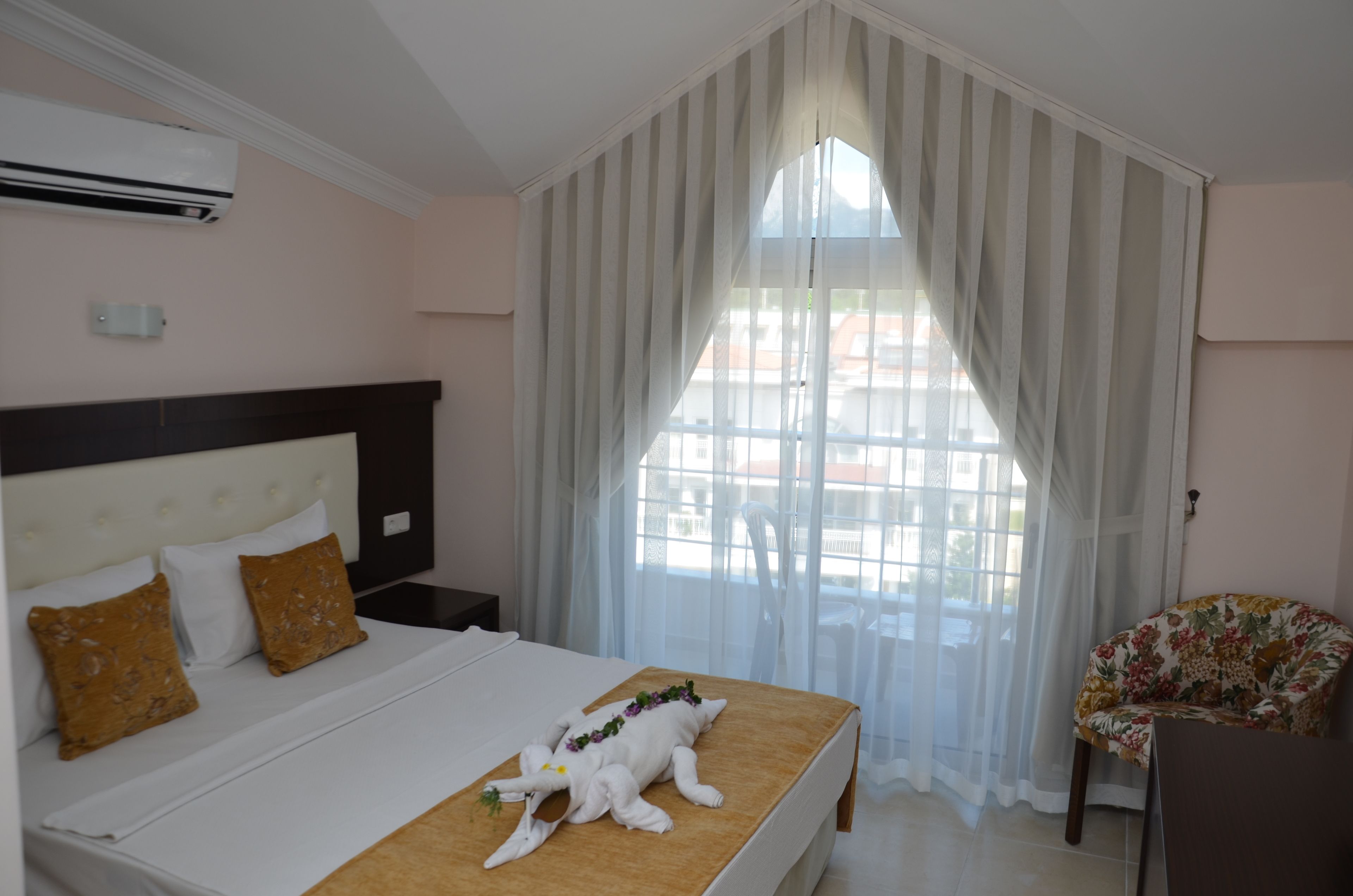 Standard Room | Minibar, in-room safe, rollaway beds, WiFi