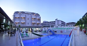Piscina externa, guarda-sóis, espreguiçadeiras