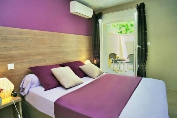 Premium bedding, desk, blackout drapes, soundproofing