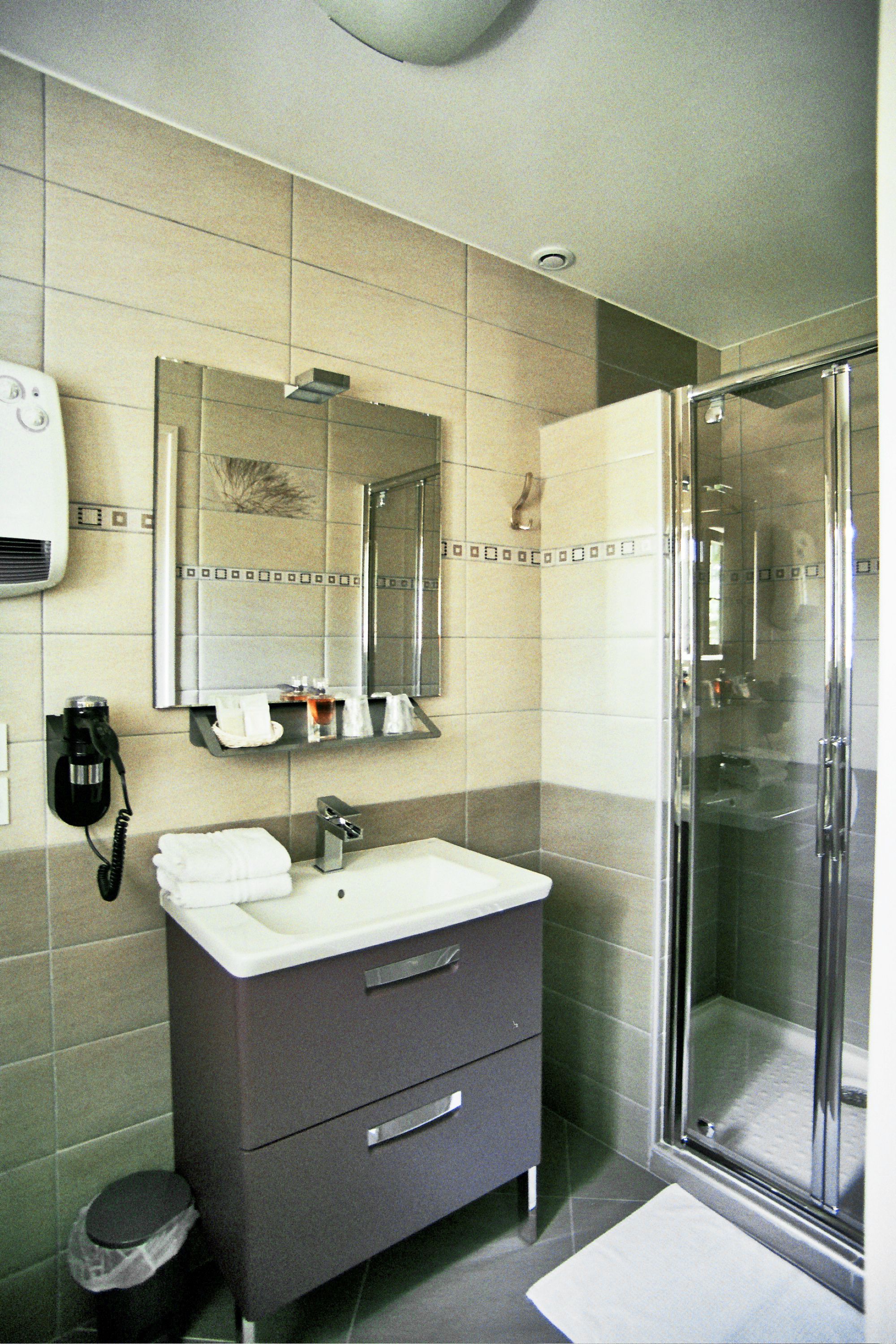 superior double or twin room | bathroom | shower, free toiletries, hair dryer, towels