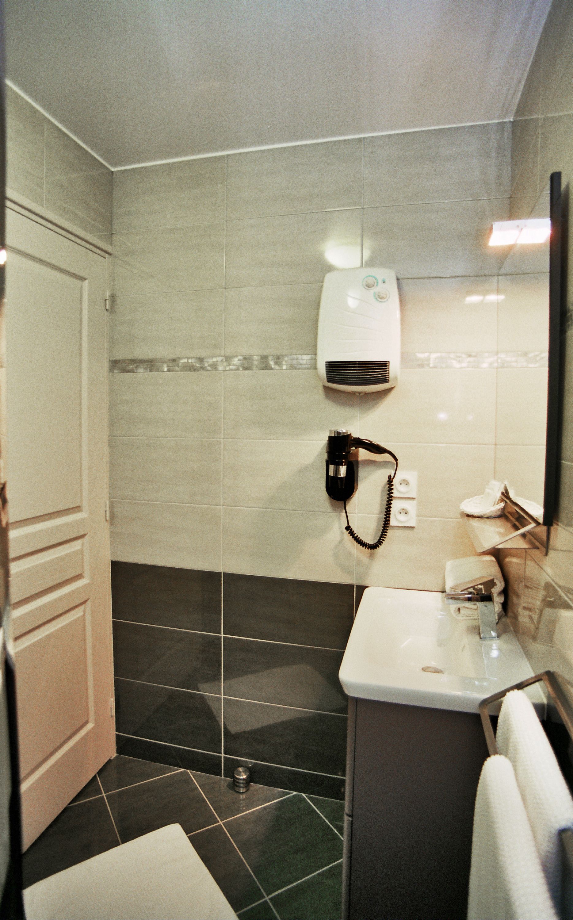 comfort double room | bathroom | shower, free toiletries, hair dryer, towels