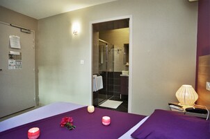 Habitación Confort doble | Ropa de cama de alta calidad, escritorio, cortinas opacas