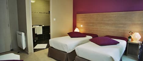 Chambre supĂ©rieure double ou avec lits jumeaux | Literie de qualitĂ©, bureau, rideaux dâobscurcissement