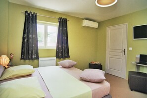 Kamar Double atau Twin Superior | Seprai premium, meja kerja, tirai kedap cahaya, dan kedap suara