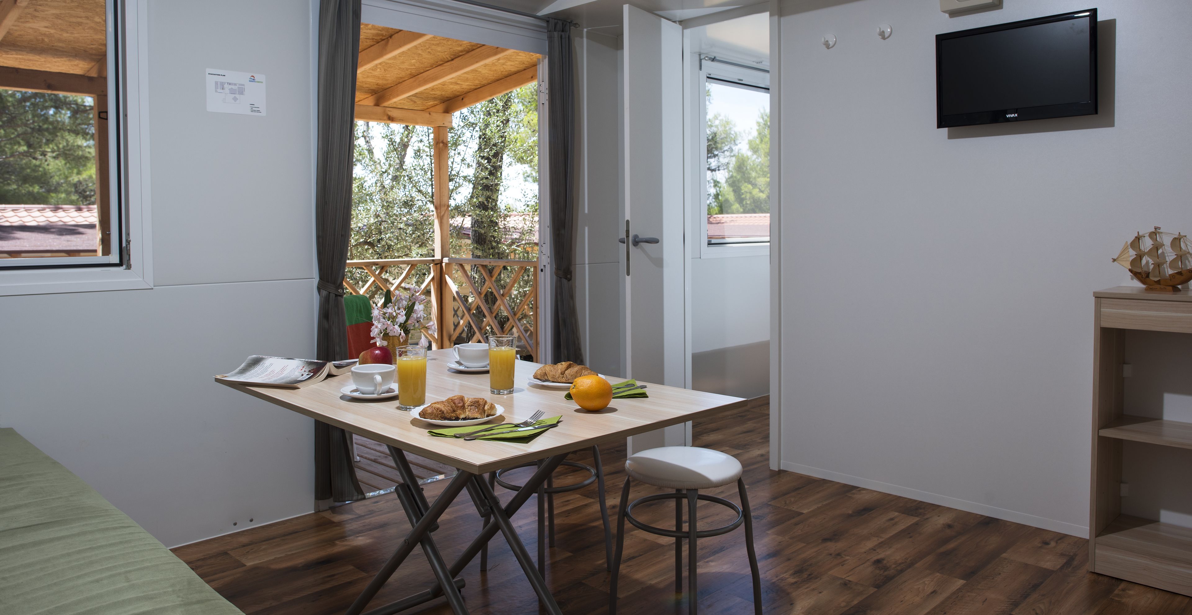 Casa rodante, 2 habitaciones, Terraza (Two bathrooms) | Cocina compartida | Refrigerador, parrilla de estufa y tetera eléctrica 