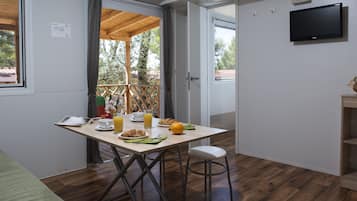 Mobile Home, 2 Bedrooms, Terrace (Two bathrooms) | Shared kitchen | Fridge, stovetop, electric kettle, cookware/dishes/utensils