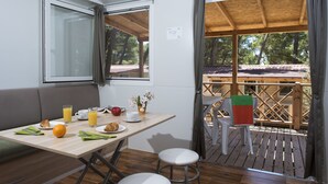Una kitchenette compacta con comedor, ventana y vista al exterior.