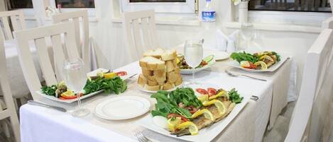 Breakfast and dinner served