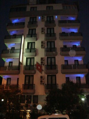 Fachada de la propiedad por la tarde o noche