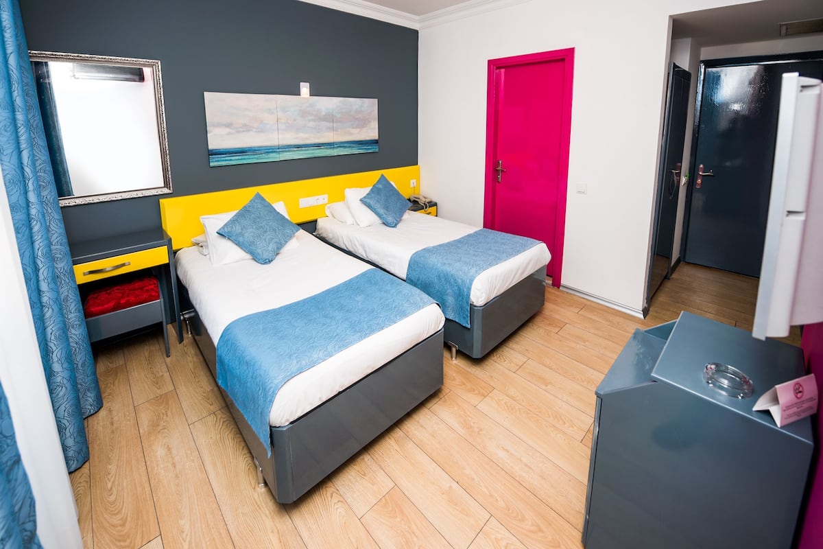 Minibar, cunas gratuitas, camas plegables/adicionales y wifi gratis