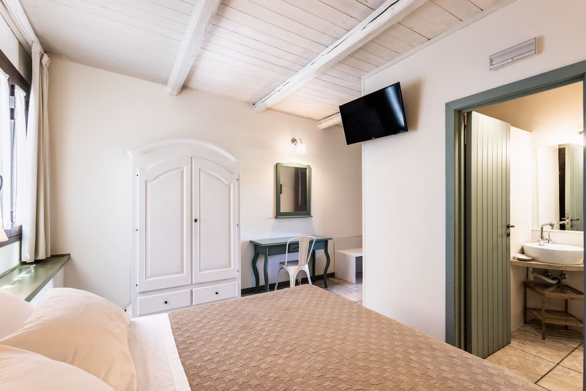 1 bedroom, in-room safe, laptop workspace, blackout curtains