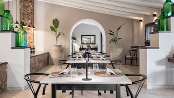 Abendessen, lokale Küche, Blick auf den Pool