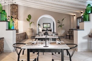 Σερβίρεται βραδινό, με τοπική κουζίνα και θέα στην πισίνα 