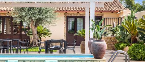 Piscina externa, guarda-sóis, espreguiçadeiras