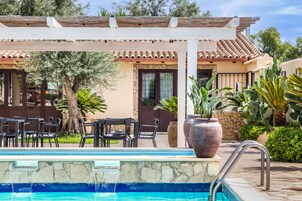 Εξωτερική πισίνα, ομπρέλες πισίνας, ξαπλώστρες