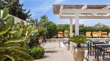 Piscine extérieure, parasols de plage, chaises longues