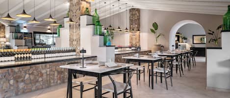 Middag serveres, lokale retter, utsikt mot bassenget