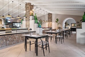 Phục vụ bữa tối, đặc sản địa phương, nhìn ra hồ bơi 