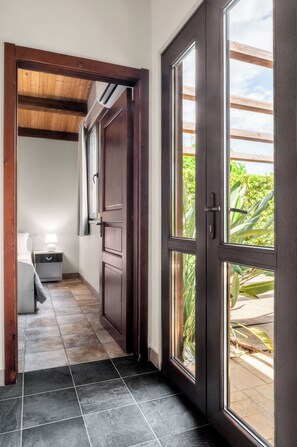 Apartment, Annex Building | Safe på rommet, skrivebord for bærbar PC og blendingsgardiner