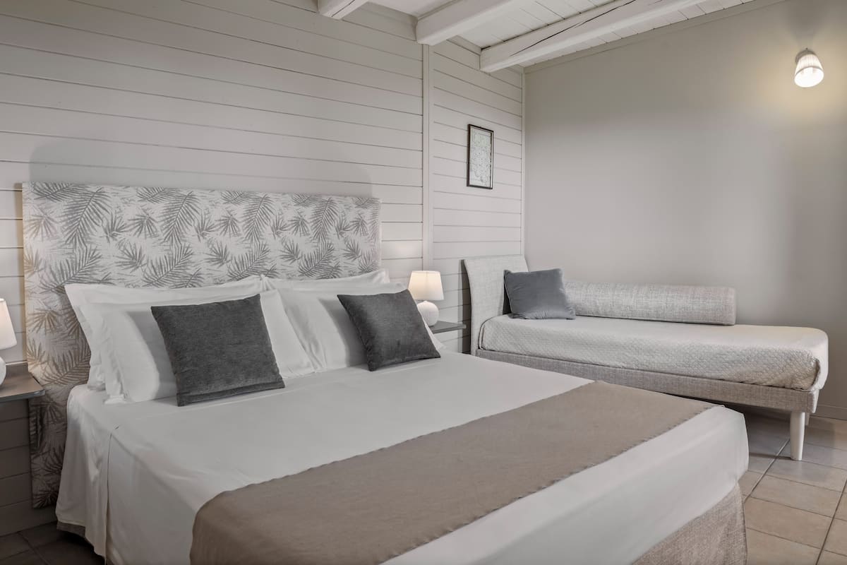 1 bedroom, in-room safe, laptop workspace, blackout curtains