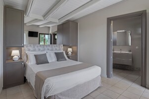 Caja fuerte, espacio para trabajar con un portátil, cortinas opacas